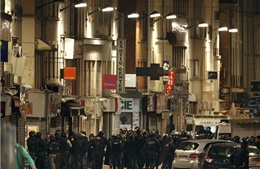 Cuộc đấu súng gay cấn với khủng bố ở ngoại ô Paris